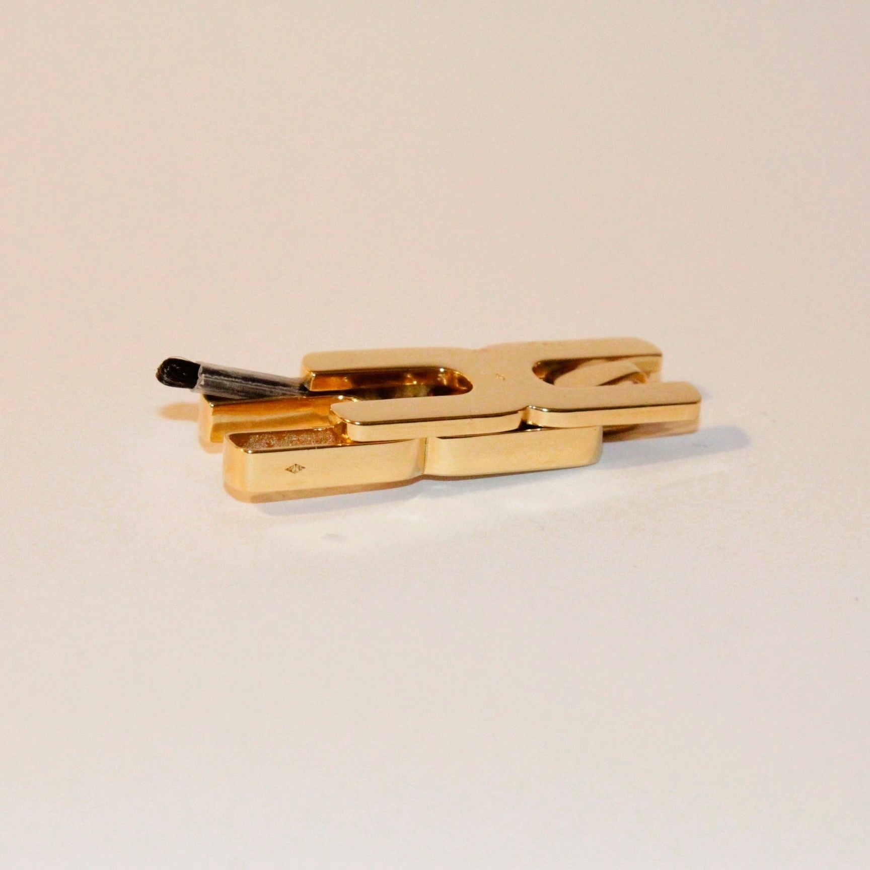 Gros plan du pendentif Hera T en or vermeil avec écrou facetté et compartiment pour mèche de cheveux