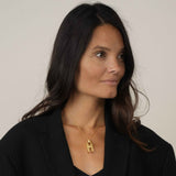 Collier Hera V or vermeil porté - bijou mémoriel personnalisé femme