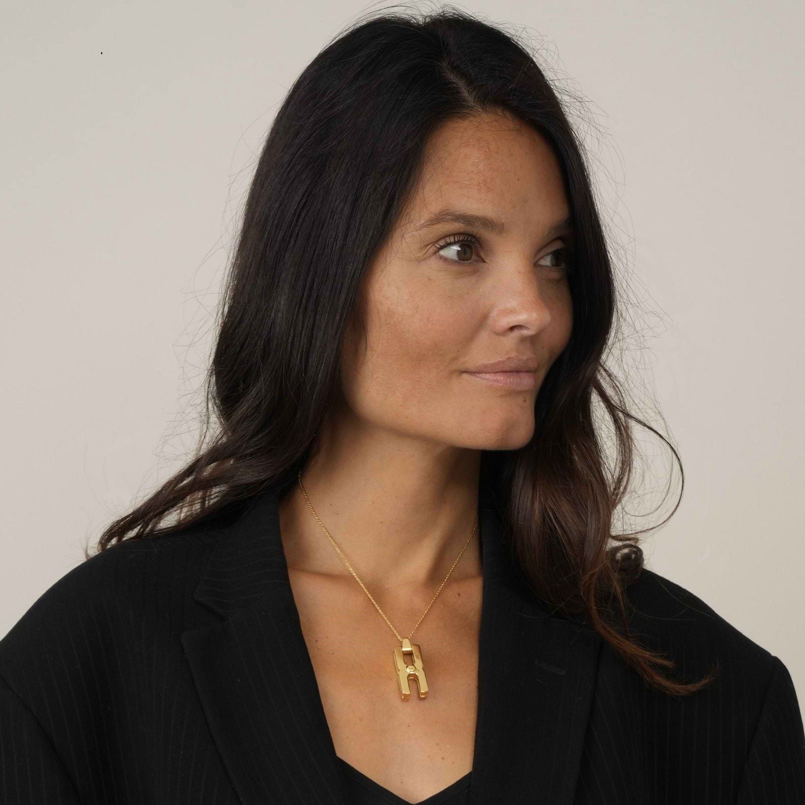 Collier Hera V or vermeil porté - bijou mémoriel personnalisé femme