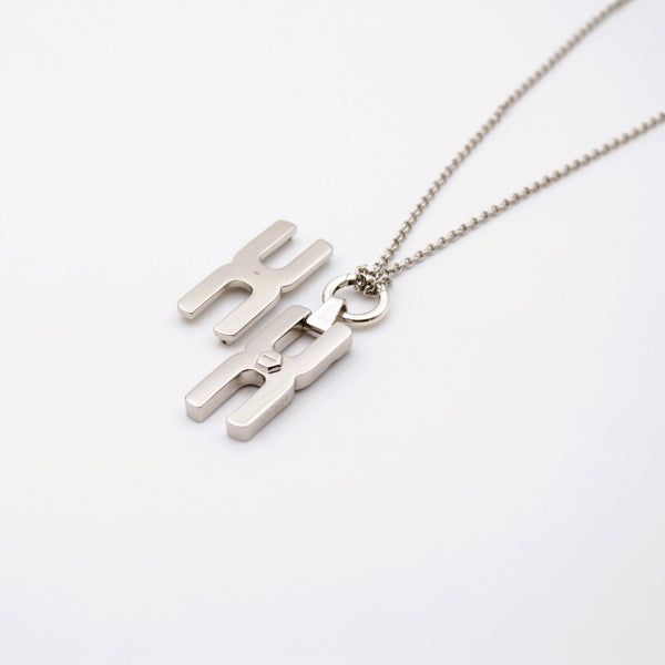 Détail du pendentif Hera S en argent rhodié avec maille forçat élégante, création artisanale Alhiage pour mèche de cheveux