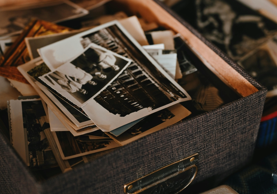 Bijou funéraire Alhiage à compartiment secret en argent rhodié, création française personnalisée pour conserver les cendres et préserver le lien avec un être cher disparu