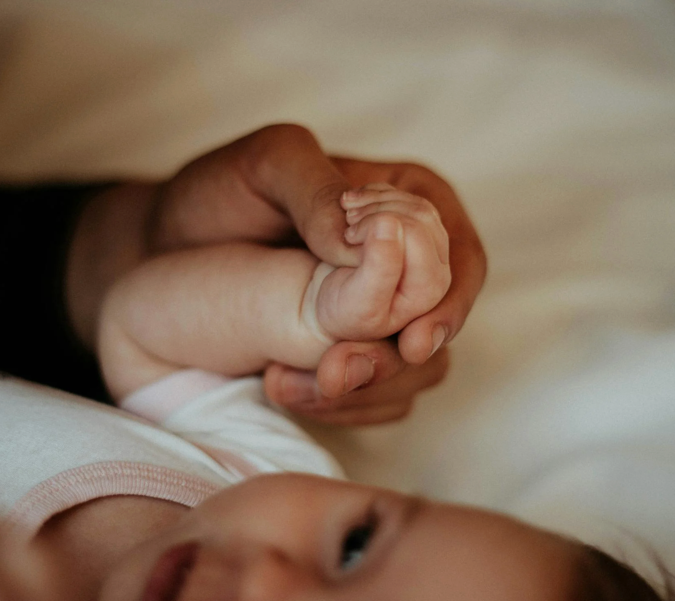 Bijou de naissance avec compartiment secret pour mèche de cheveux de bébé