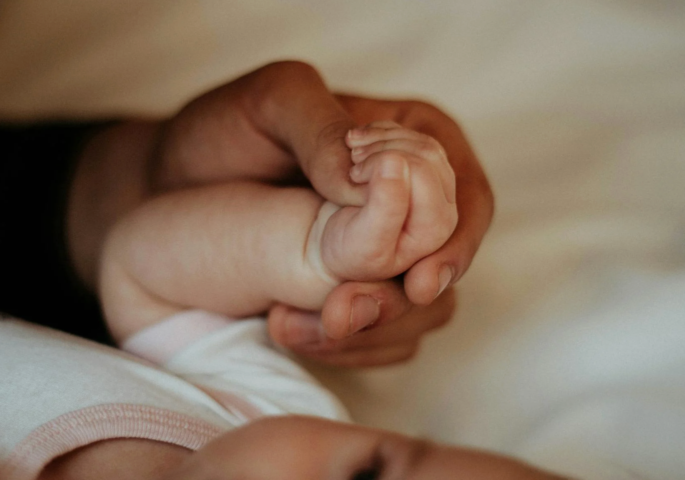 Bijou de naissance avec compartiment secret pour mèche de cheveux de bébé
