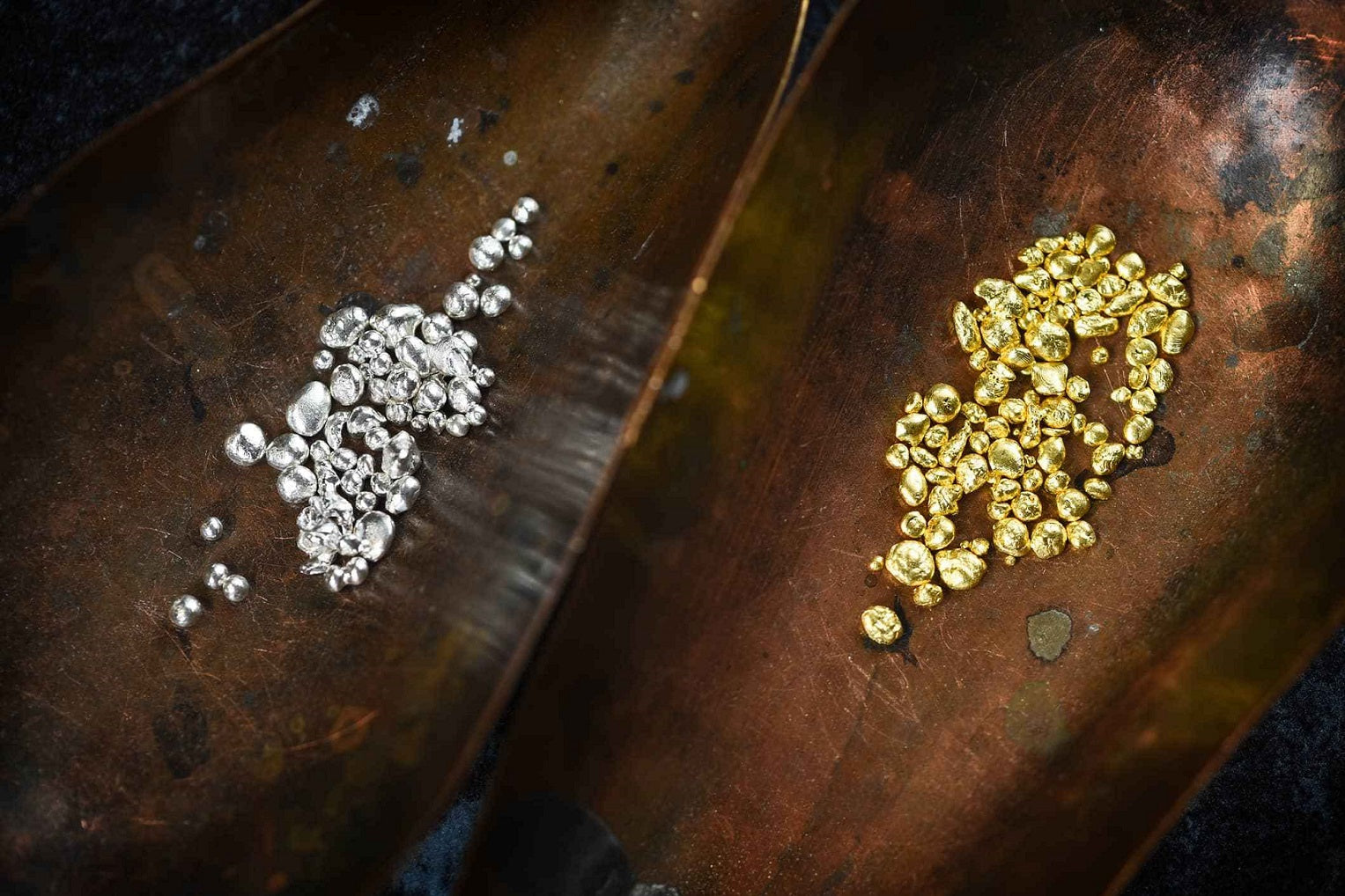 Fabrication artisanale de bijoux personnalisés en argent et vermeil or 18 carats dans l'atelier Alhiage en France, alliance d'élégance et de durabilité