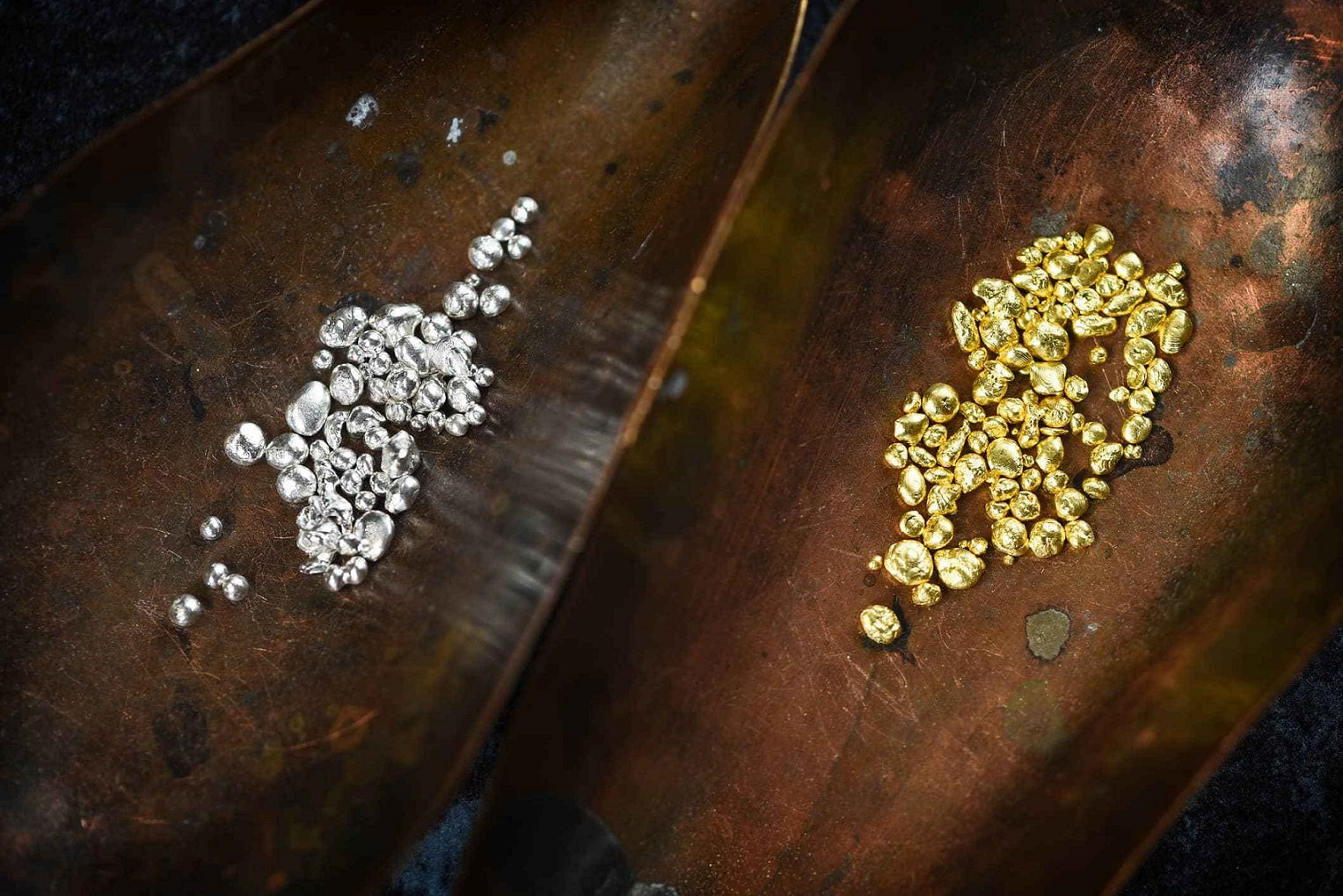 Fabrication artisanale de bijoux personnalisés en argent et vermeil or 18 carats dans l'atelier Alhiage en France, alliance d'élégance et de durabilité