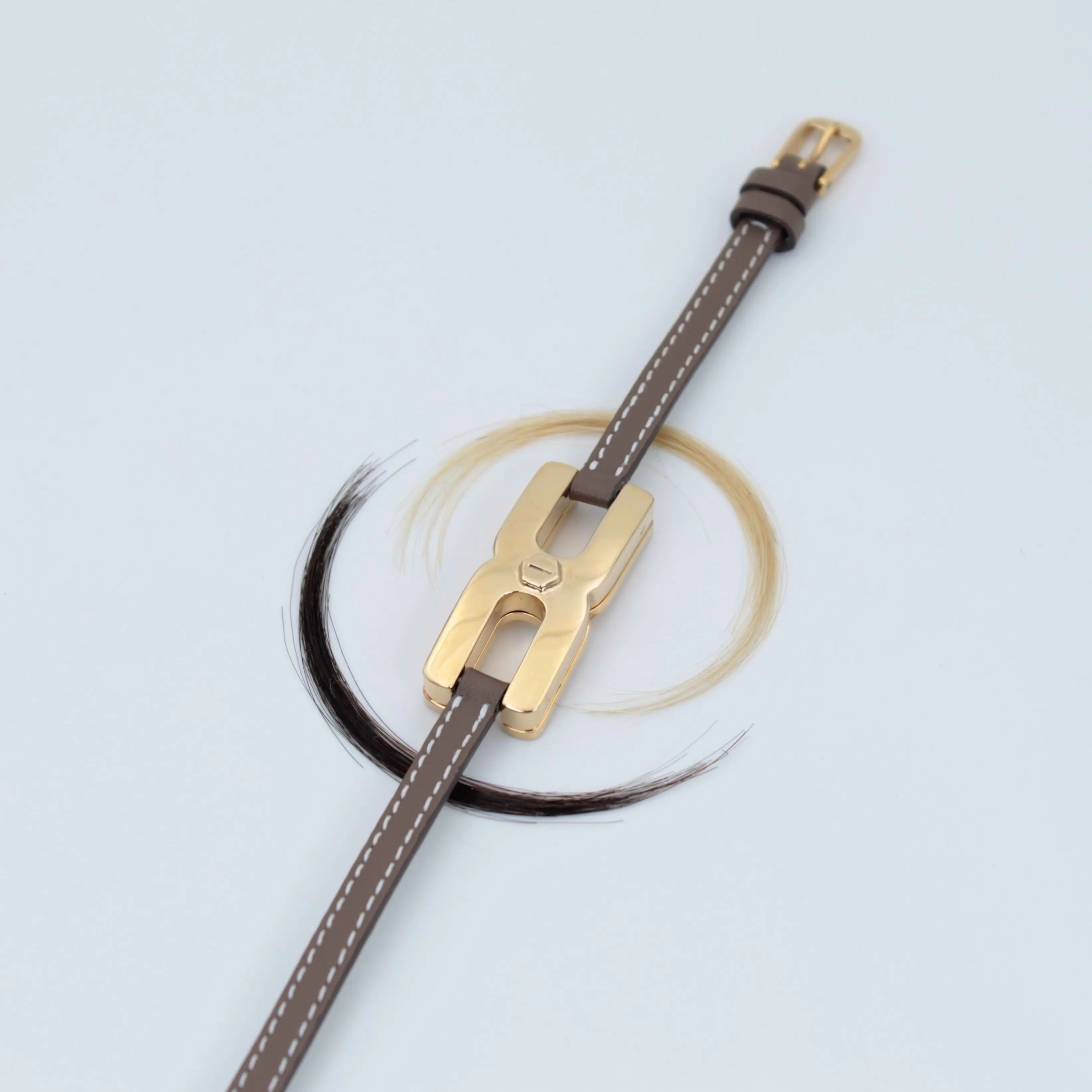 Bracelet Helys K en argent rhodié avec cordon taupe - bijou de naissance personnalisable