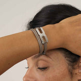 Bracelet Helys M argent rhodié porté au poignet - bijou de deuil personnalisé