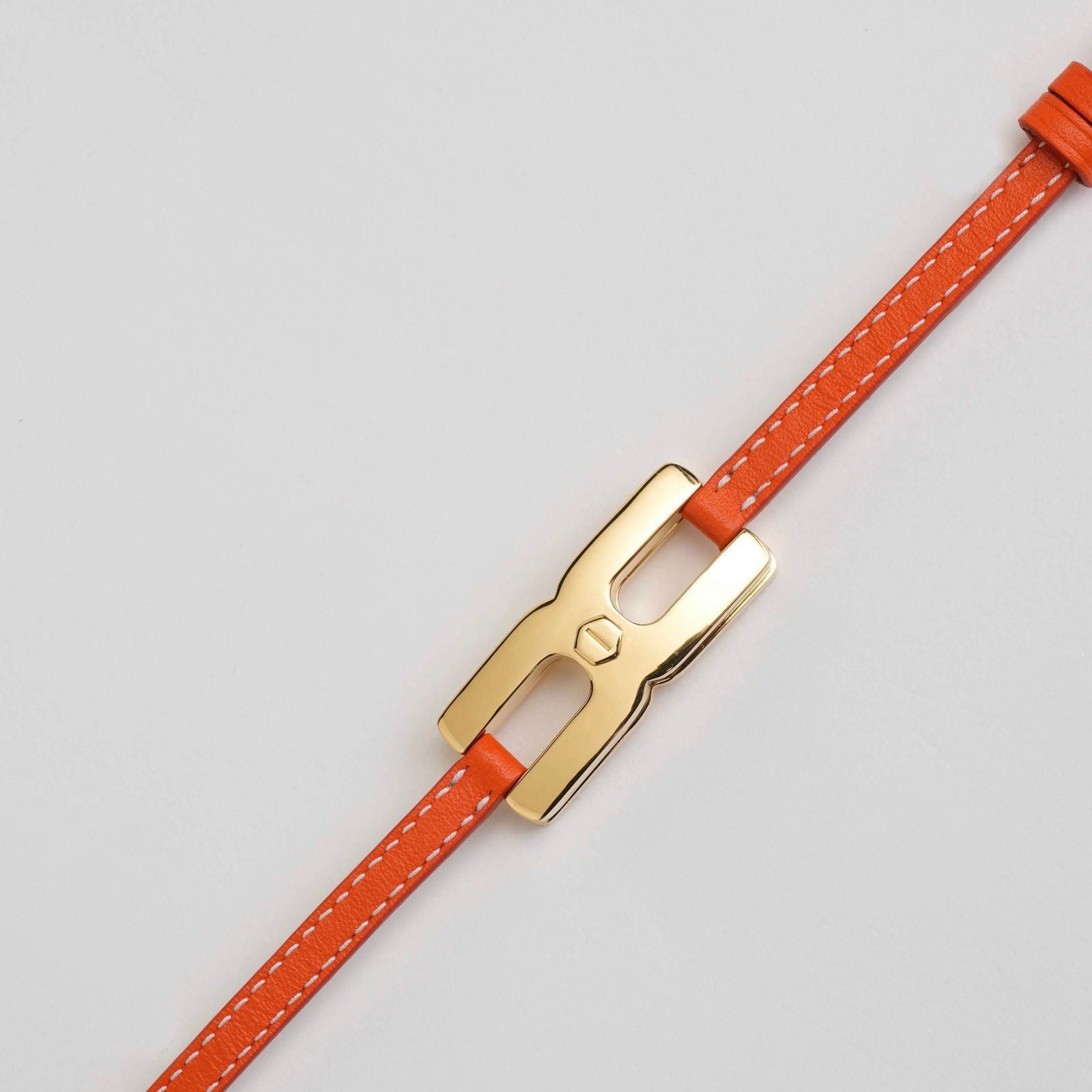  Détail du bracelet Helys O or vermeil avec cordon cuir orange - cadeau de naissance personnalisé