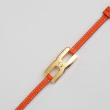Détail du bracelet Helys O or vermeil avec cordon cuir orange - cadeau de naissance personnalisé