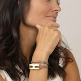 Bracelet Helys T or vermeil porté au poignet - bijou élégant pour femme