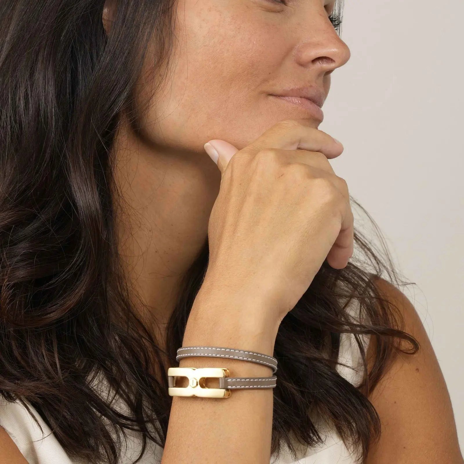 Bracelet Helys T or vermeil porté au poignet - bijou personnalisé femme avec mèche de cheveux