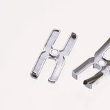 Gros plan du fermoir et de la chaîne maille forçat du pendentif Hera R en argent rhodié, finition artisanale française Alhiage