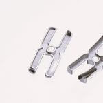 Gros plan du fermoir du pendentif Hera R en argent rhodié, finition artisanale française Alhiage