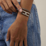 Bracelet Helys M argent rhodié porté au poignet - bijou mémoriel personnalisable