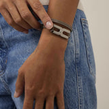 Bracelet Helys M argent rhodié porté au poignet - bijou mémoriel personnalisable