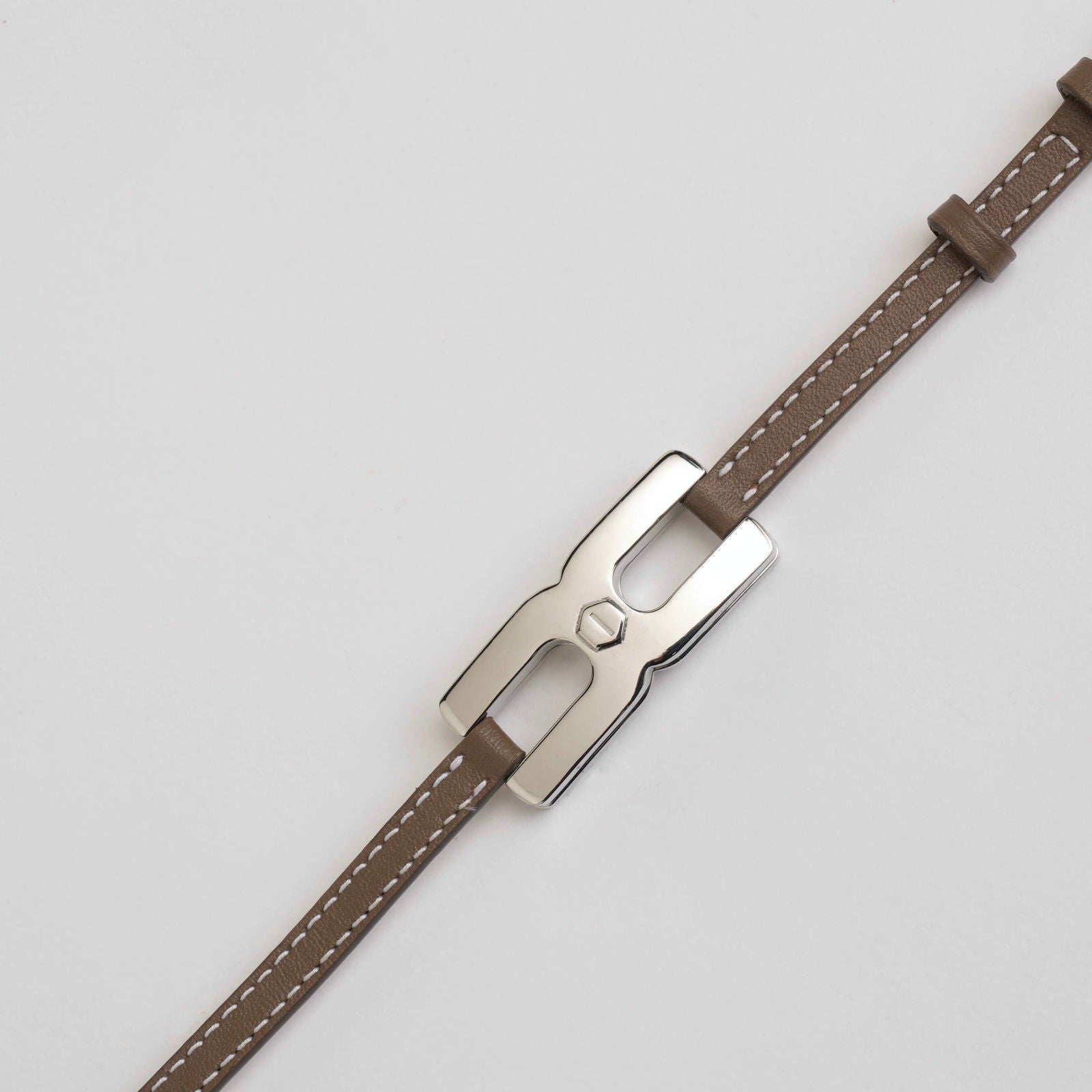 Détail du bracelet Helys M argent rhodié - bijou mémoriel personnalisé avec gravure