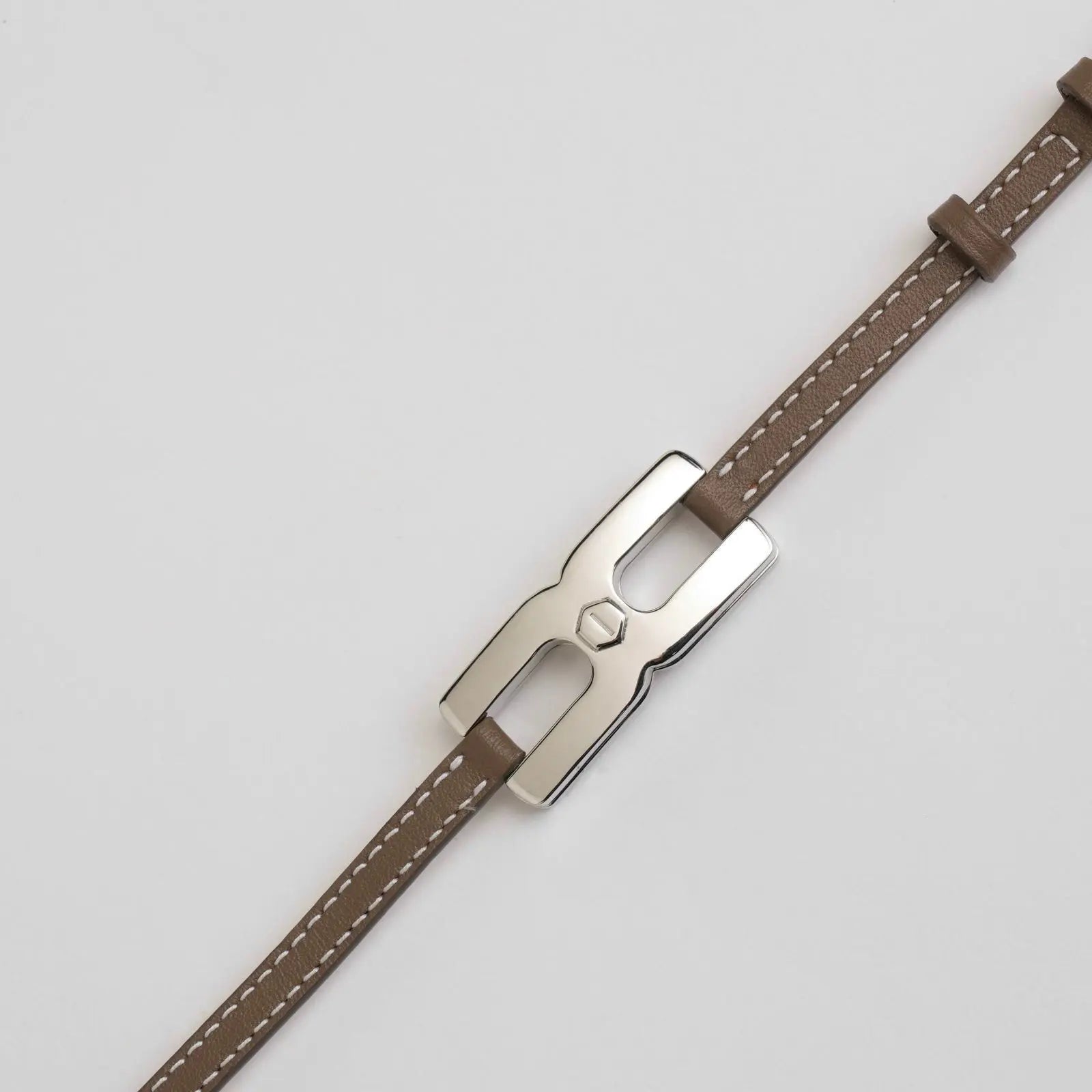 Détail du bracelet Helys M argent rhodié - bijou mémoriel personnalisé avec gravure