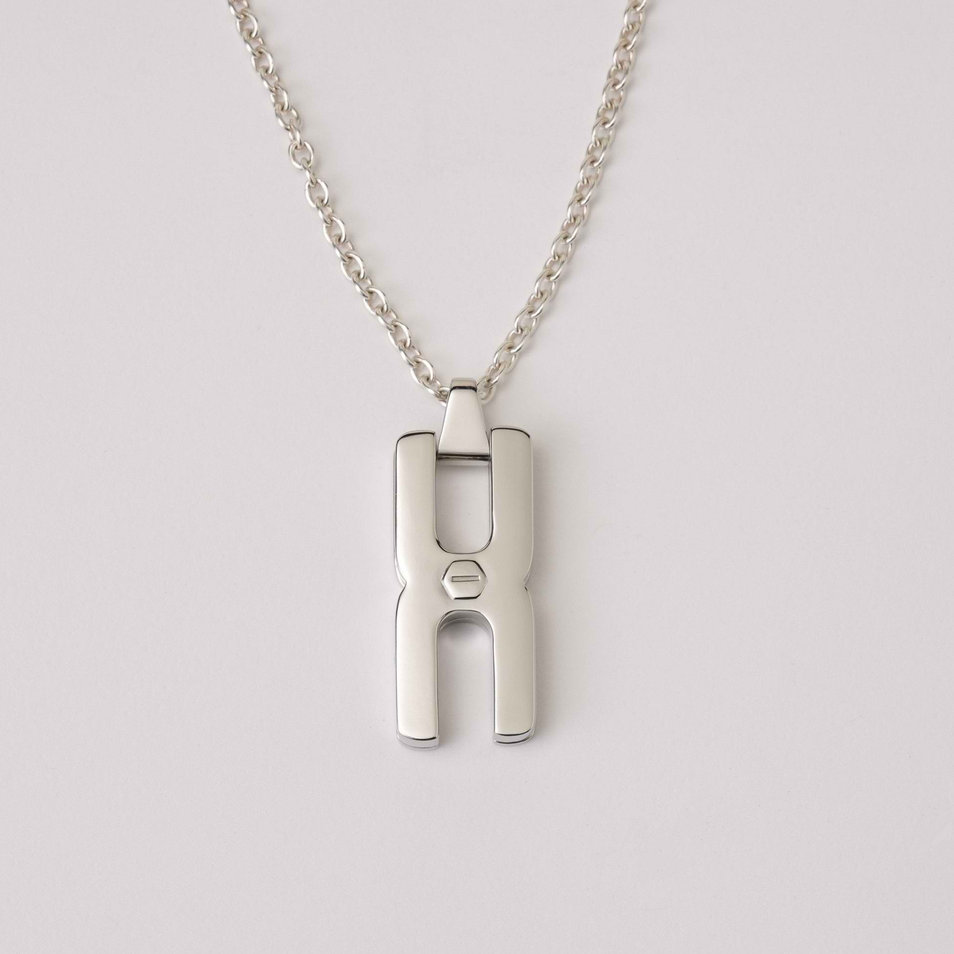 Collier Hera O personnalisé en argent rhodié pour femme, création artisanale française Alhiage avec pendentif anneau