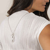 Collier argent rhodié femme porté - bijou mémoriel Hera R élégant made in France