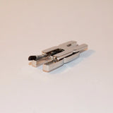 Gros plan du fermoir du pendentif Hera R en argent rhodié, finition artisanale française Alhiage