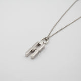 Vue d'ensemble du collier Hera S en argent rhodié - bijou souvenir personnalisable avec pendentif sculptural unique