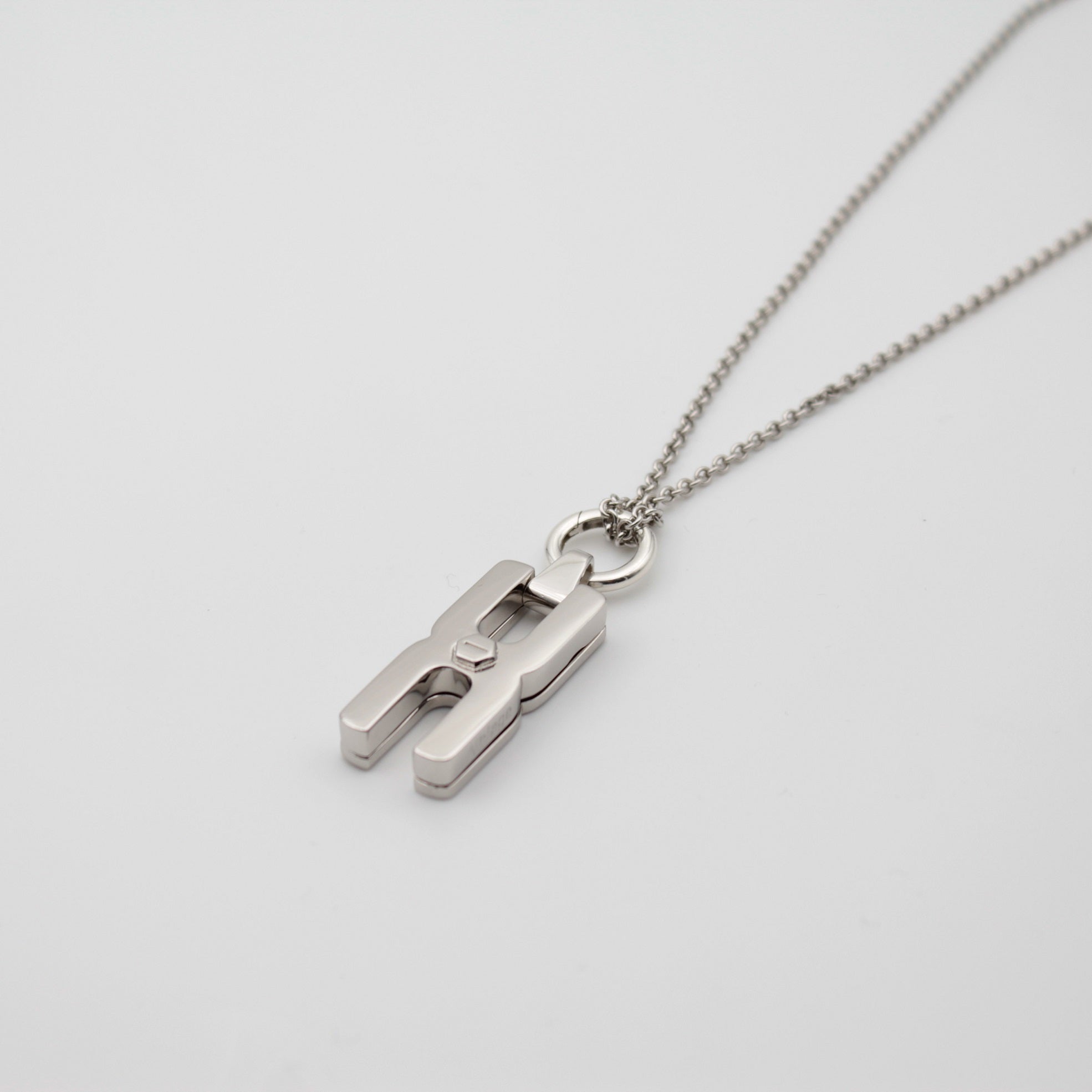 Vue d'ensemble du collier Hera S en argent rhodié - bijou souvenir personnalisable avec pendentif sculptural unique