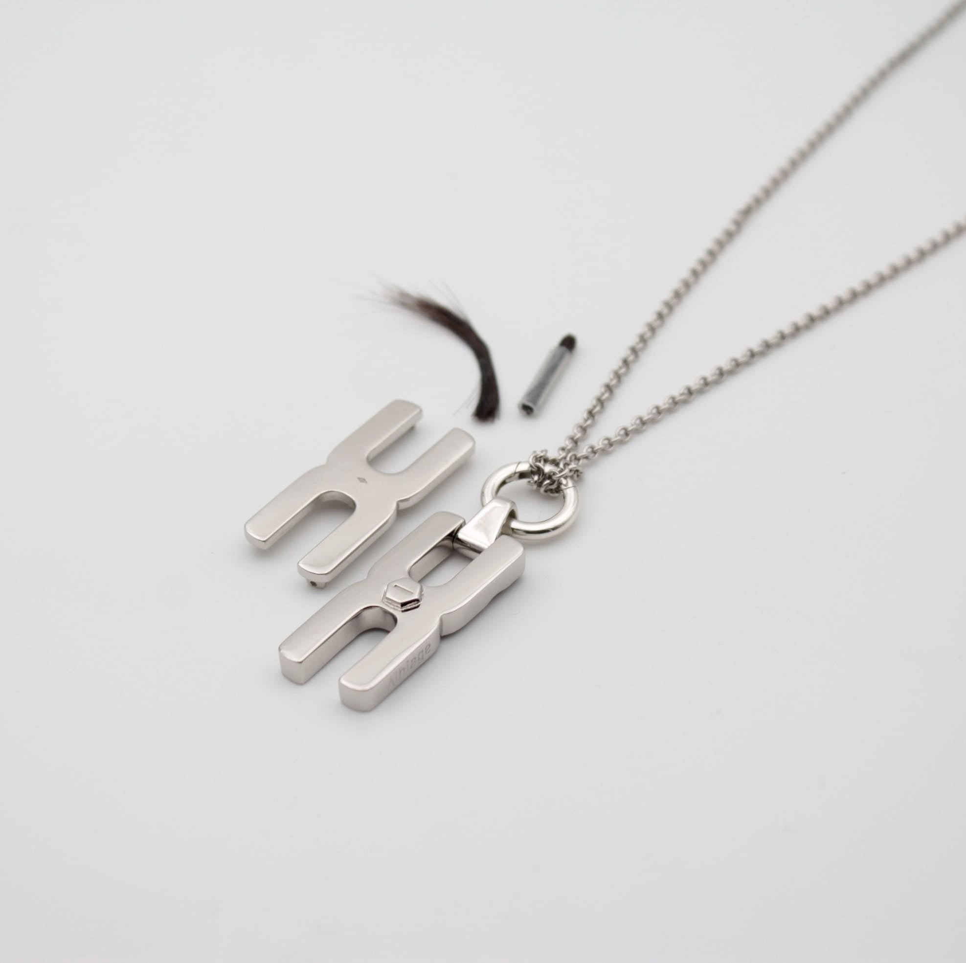 Collier Hera S en argent rhodié avec pendentif sculptural à compartiment secret, bijou mémoriel personnalisé fabriqué en France