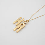 Collier Hera T en or vermeil 18 carats avec pendentif sculptural à compartiment secret et écrou facetté, bijou mémoriel artisanal français