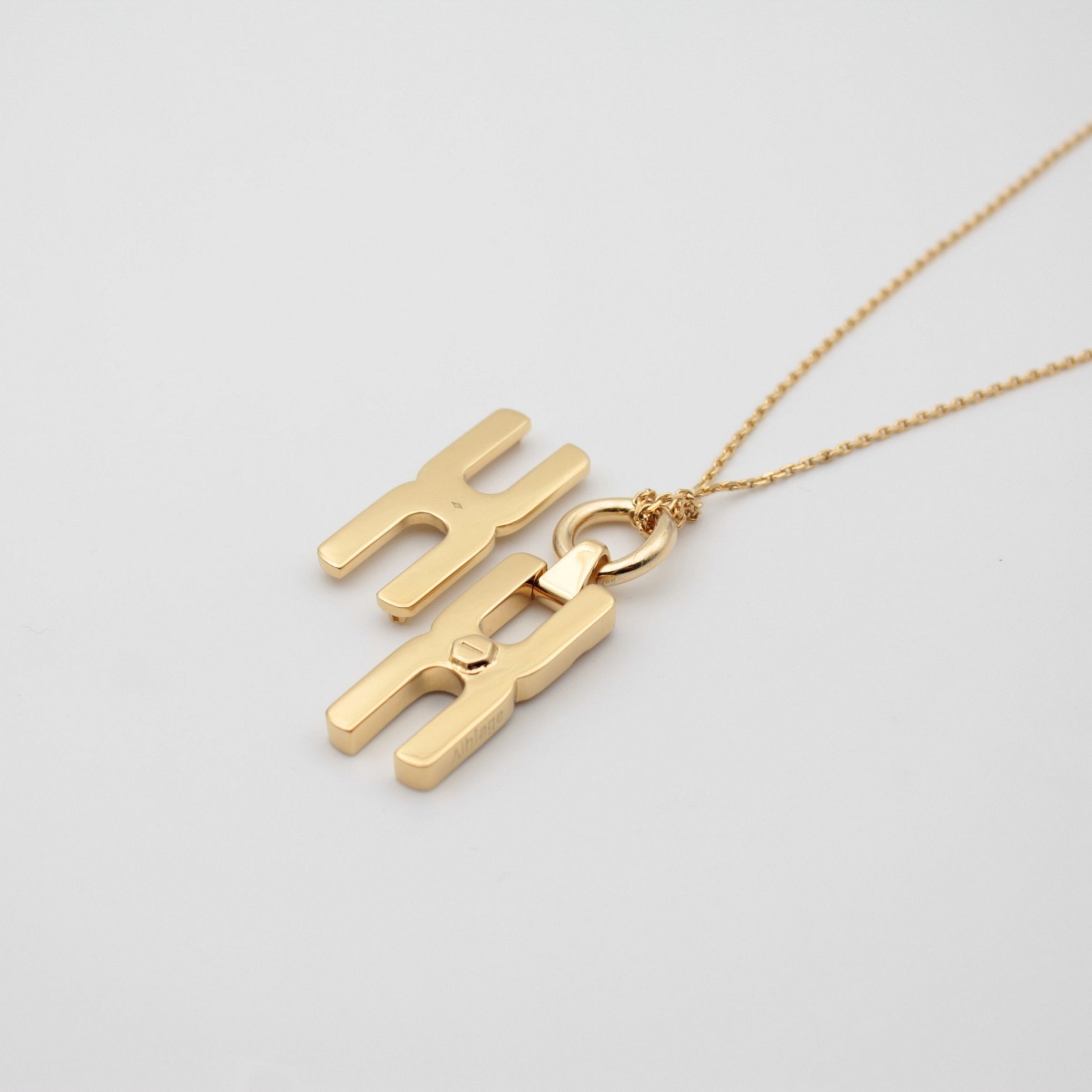 Collier Hera T en or vermeil 18 carats avec pendentif sculptural à compartiment secret et écrou facetté, bijou mémoriel artisanal français