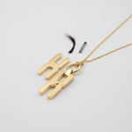 Détail du pendentif Hera T en or vermeil 18 carats pour femme, création personnalisée Alhiage avec finition artisanale