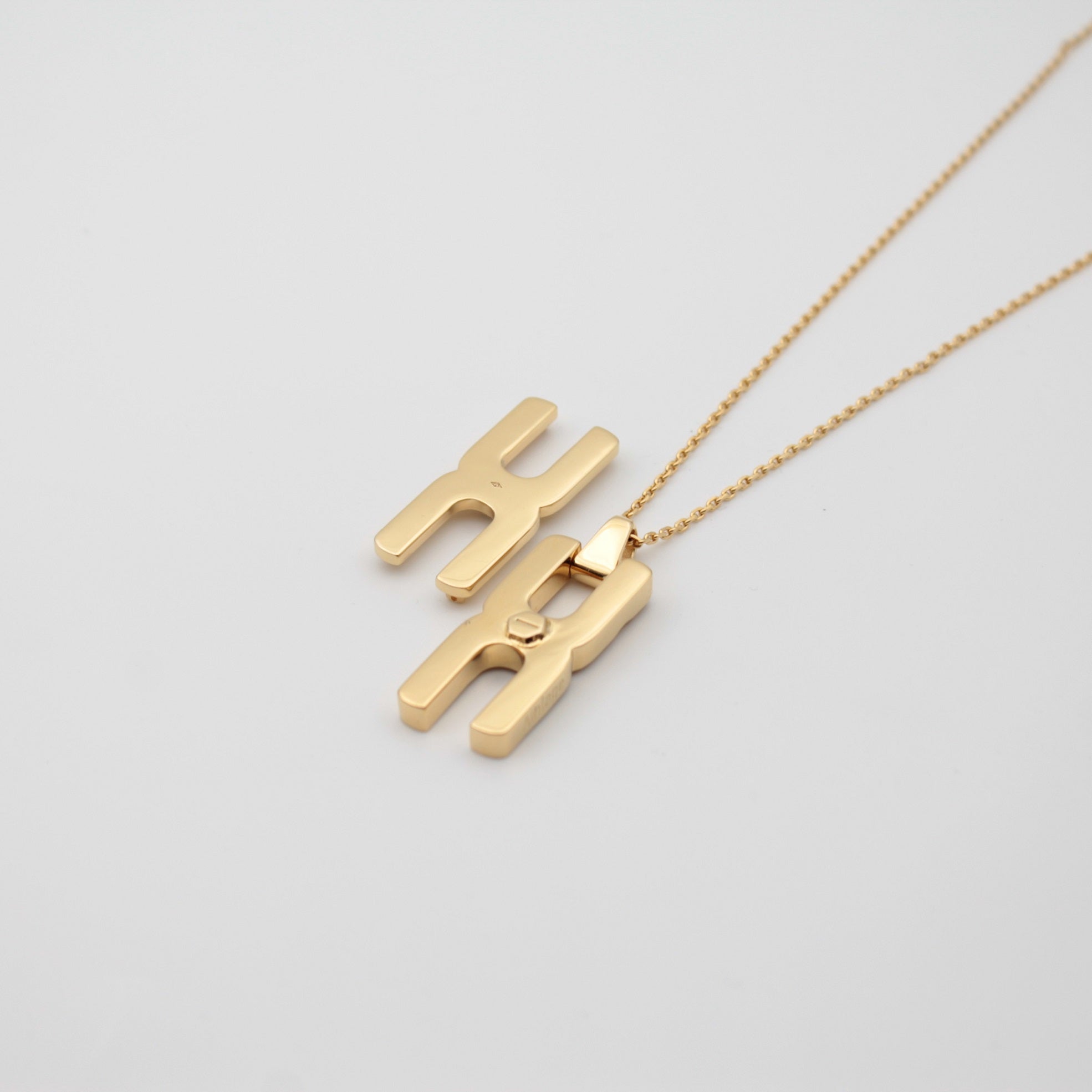 Collier Hera V or vermeil 18 carats - vue détail pendentif cadeau maman naissance