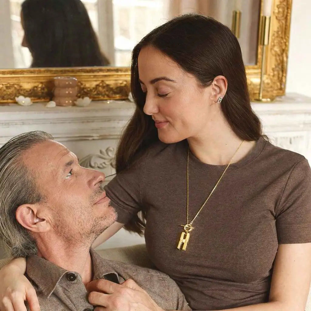 Femme portant le collier Hera T en or vermeil, bijou personnalisé à compartiment pour mèche de cheveux, symbole d'amour et de connexion