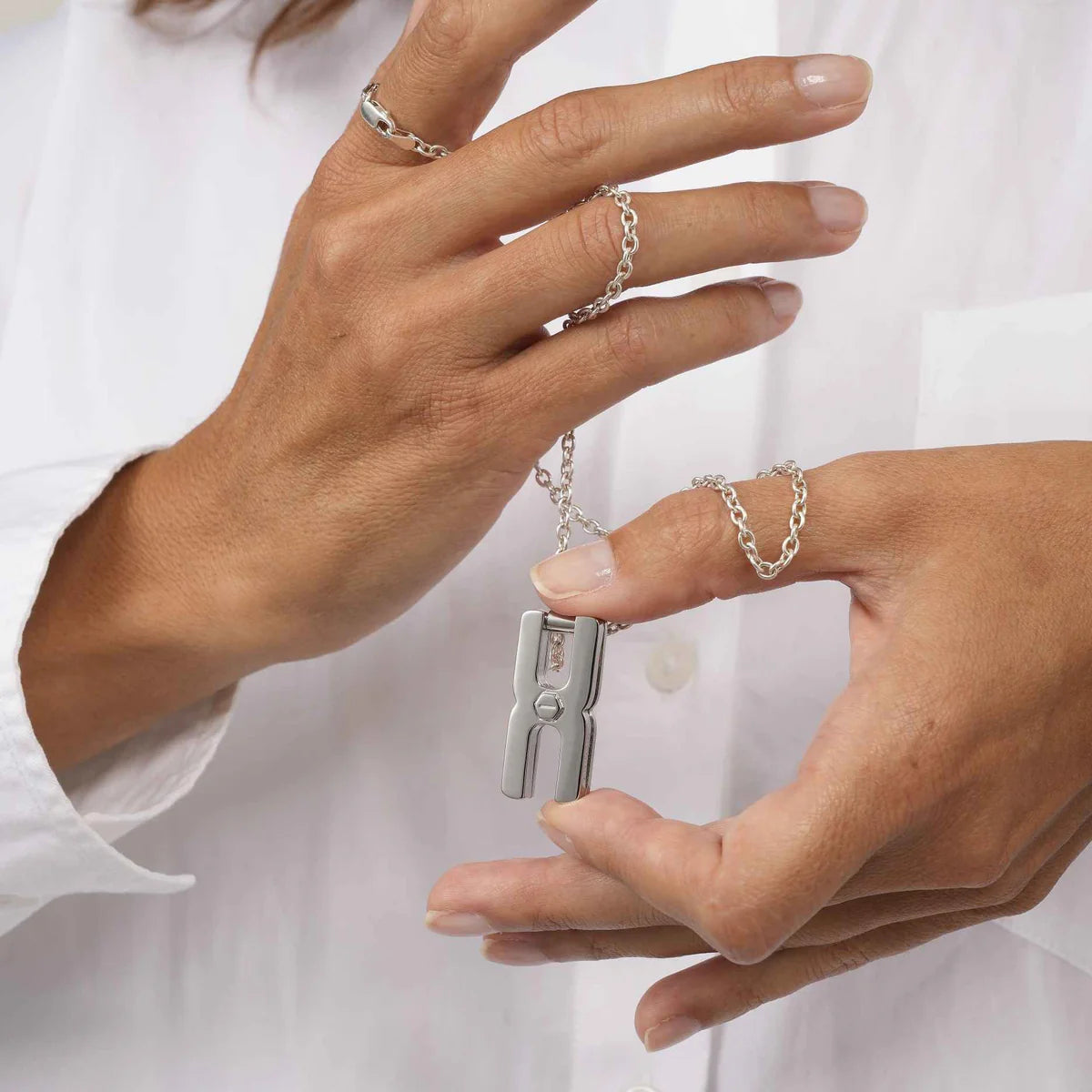 Collier Hera O en argent rhodié avec pendentif anneau sculptural, bijou mémoriel personnalisé fabriqué à la main en France par Alhiage