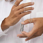 Collier Hera O en argent rhodié avec pendentif anneau sculptural, bijou mémoriel personnalisé fabriqué à la main en France par Alhiage