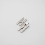 Détail du pendentif Hera R en argent rhodié - bijou souvenir mémoriel personnalisable pour mèche de cheveux ou message manuscrit