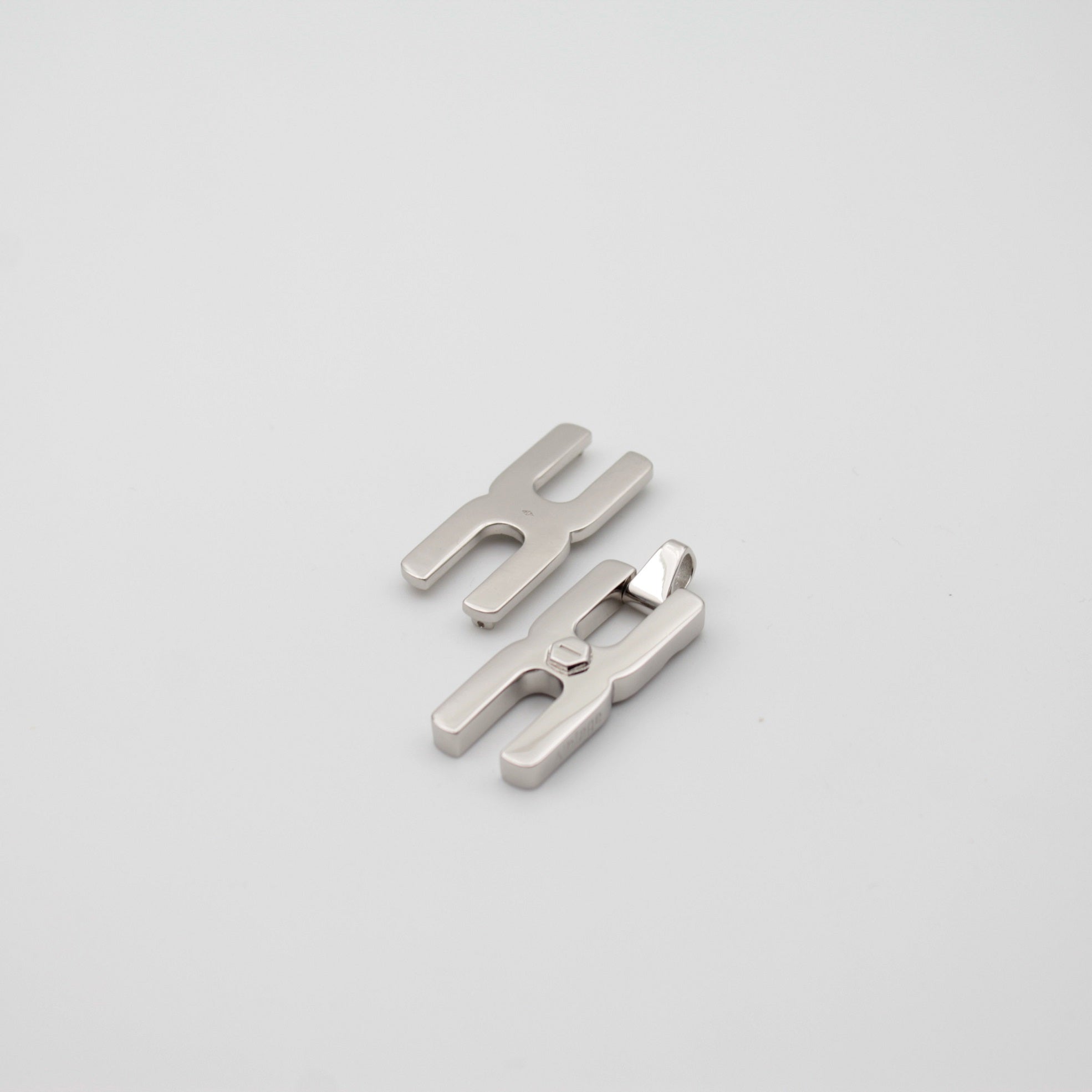 Détail du pendentif Hera R en argent rhodié - bijou souvenir mémoriel personnalisable pour mèche de cheveux ou message manuscrit