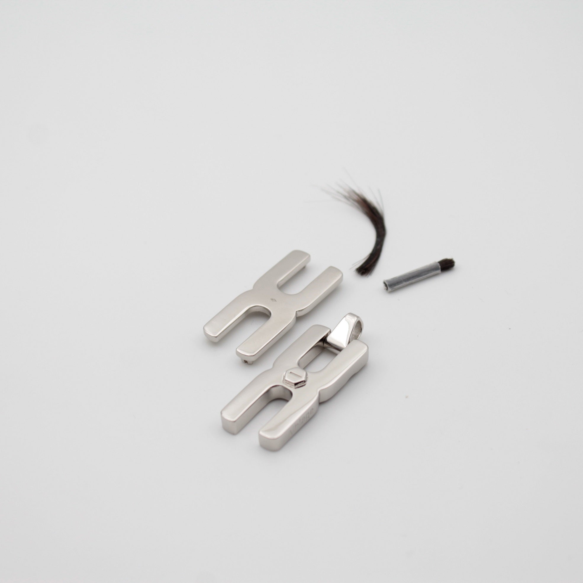 Pendentif Hera R argent rhodié personnalisé - fabrication artisanale française Alhiage, bijou unique et précieux