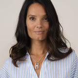 Pendentif Hera R en argent rhodié avec compartiment secret, bijou mémoriel personnalisé fabriqué à la main en France par Alhiage