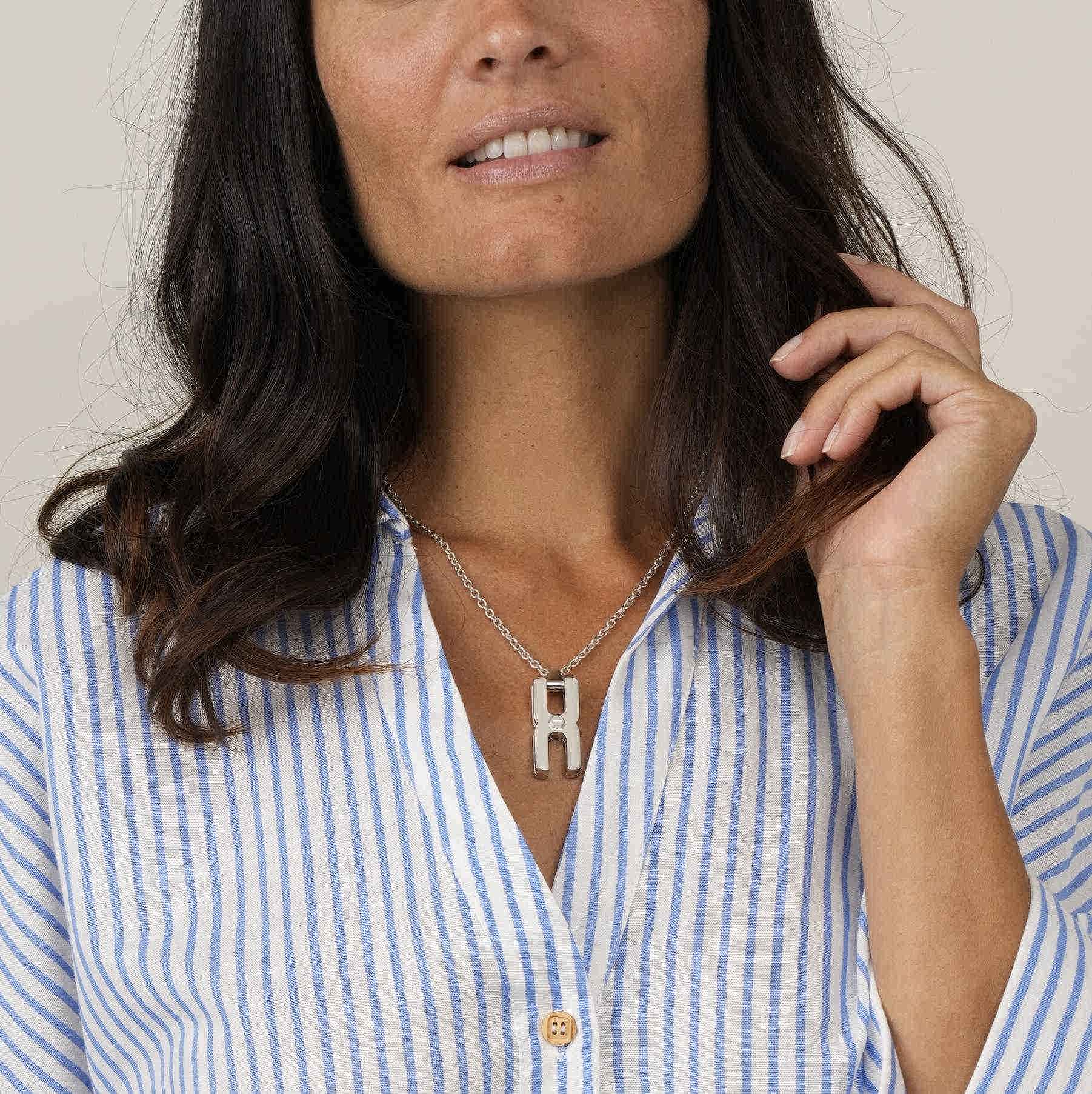 Pendentif Hera R en argent rhodié avec compartiment secret, bijou mémoriel personnalisé fabriqué à la main en France par Alhiage