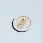 Gros plan du fermoir et écrou facetté du Collier Hera M en or vermeil avec compartiment secret pour mèche de cheveux ou message manuscrit.