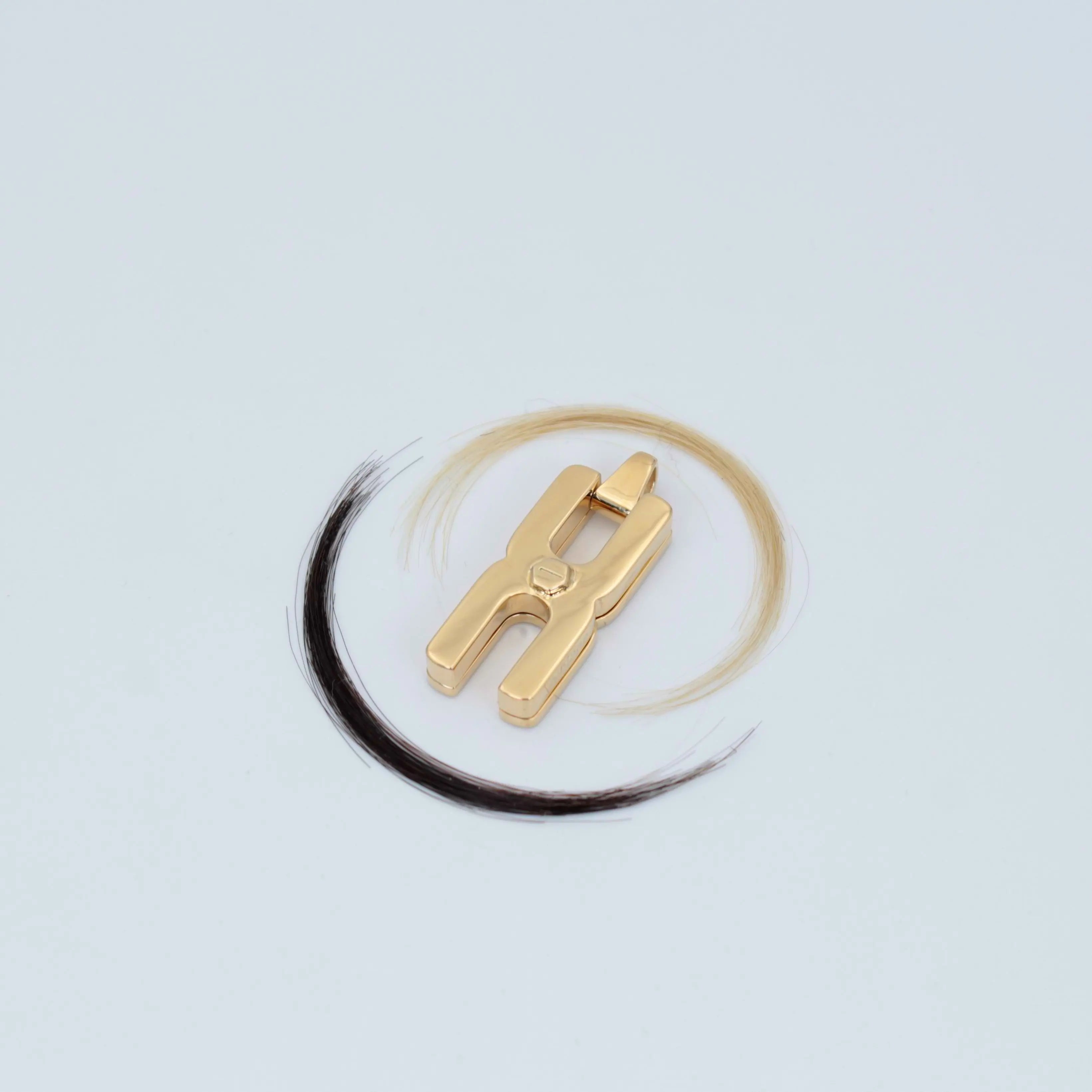 Gros plan du fermoir et écrou facetté du Collier Hera M en or vermeil avec compartiment secret pour mèche de cheveux ou message manuscrit.