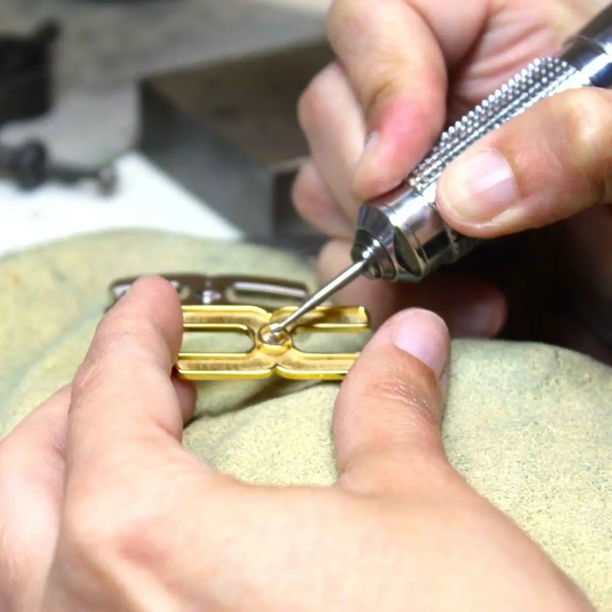 Gors plan sur détail de fabrication de bijoux-alhiage