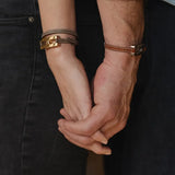 Bracelet Helys T or vermeil porté au poignet - bijou personnalisé femme avec mèche de cheveux