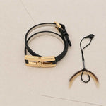 Gros plan du fermoir et écrou facetté du bracelet Helys M en or vermeil avec compartiment secret pour mèche de cheveux 