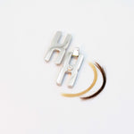 Gros plan du fermoir du pendentif Hera R en argent rhodié, fabrication artisanale - Alhiage