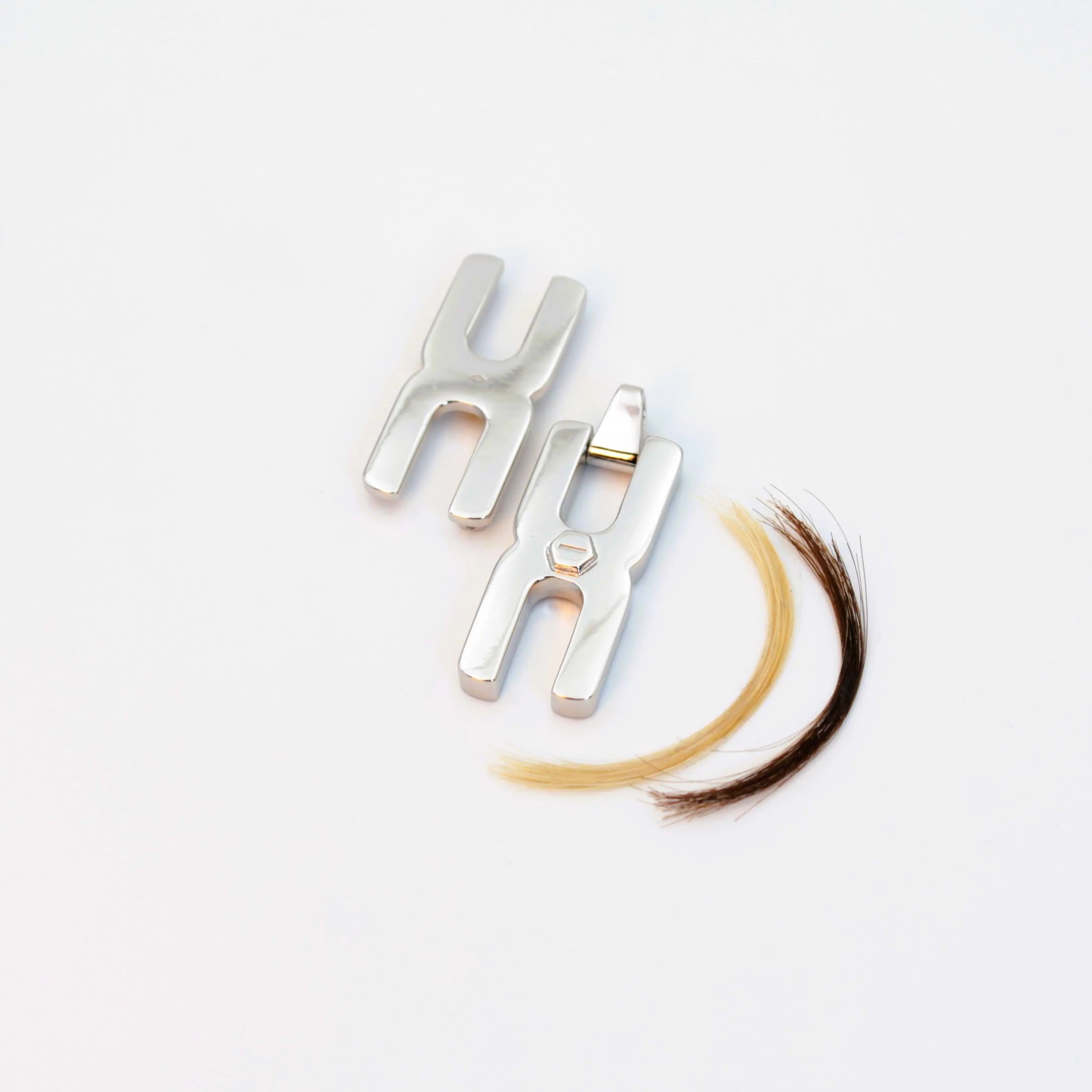 Gros plan du fermoir du pendentif Hera R en argent rhodié, fabrication artisanale - Alhiage