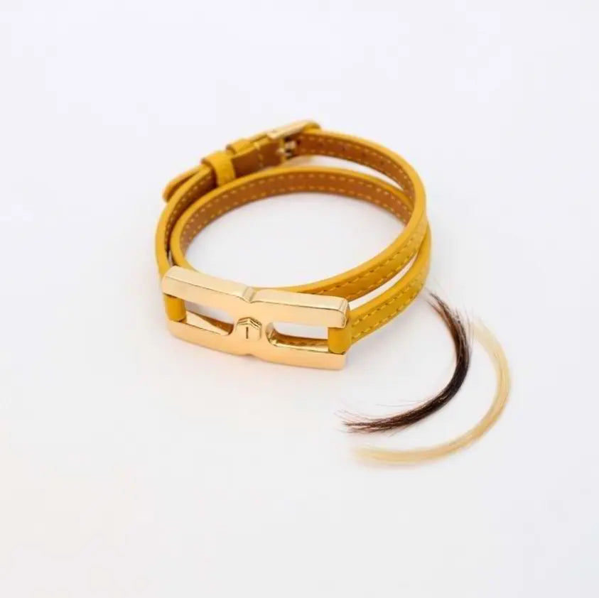 Gros plan du fermoir et écrou facetté du bracelet Helys M en or vermeil avec compartiment secret pour mèche de cheveux ou mot d'amour