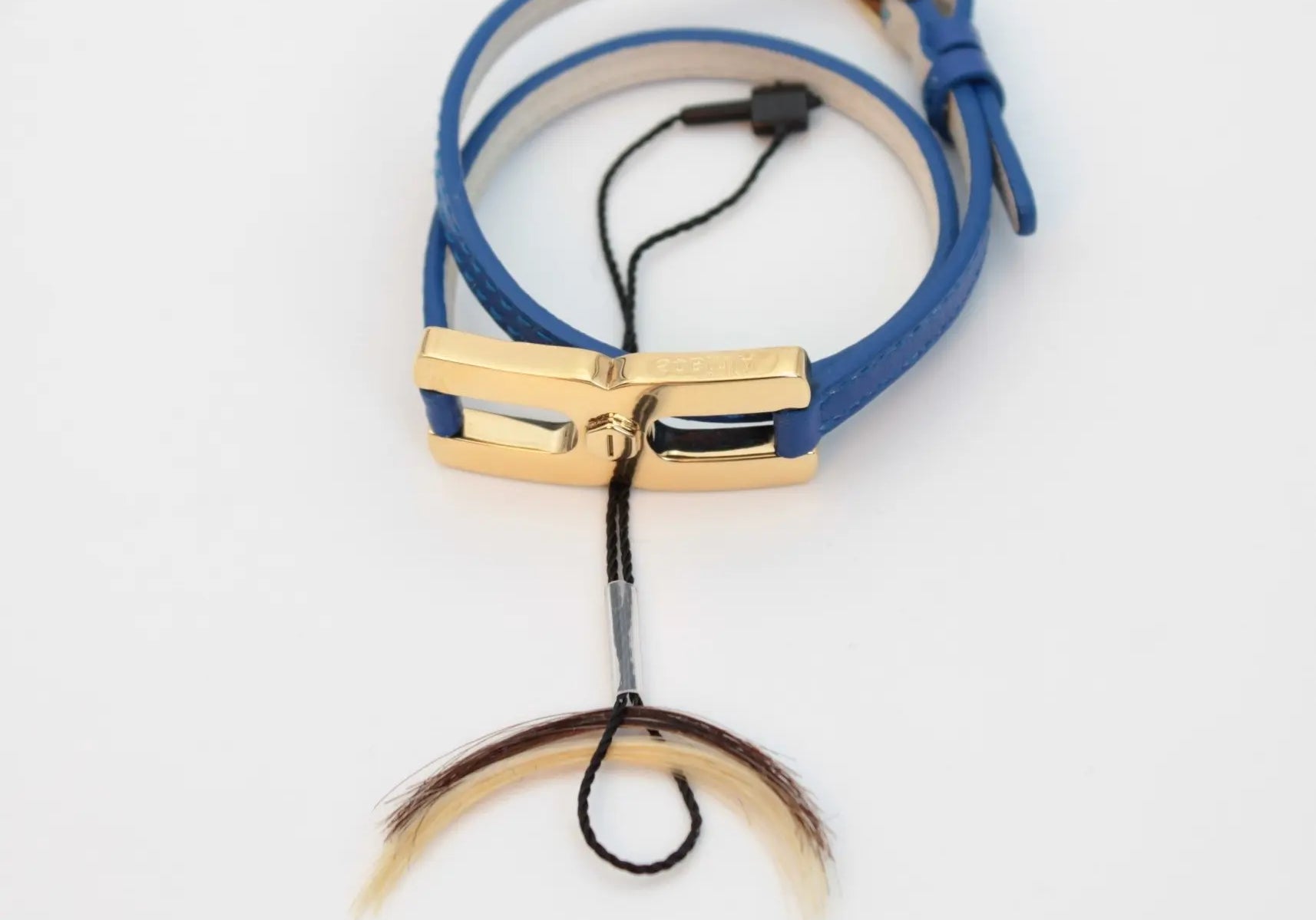 Gros plan du fermoir et écrou facetté du bracelet Helys M en or vermeil avec compartiment secret pour mèche de cheveux 