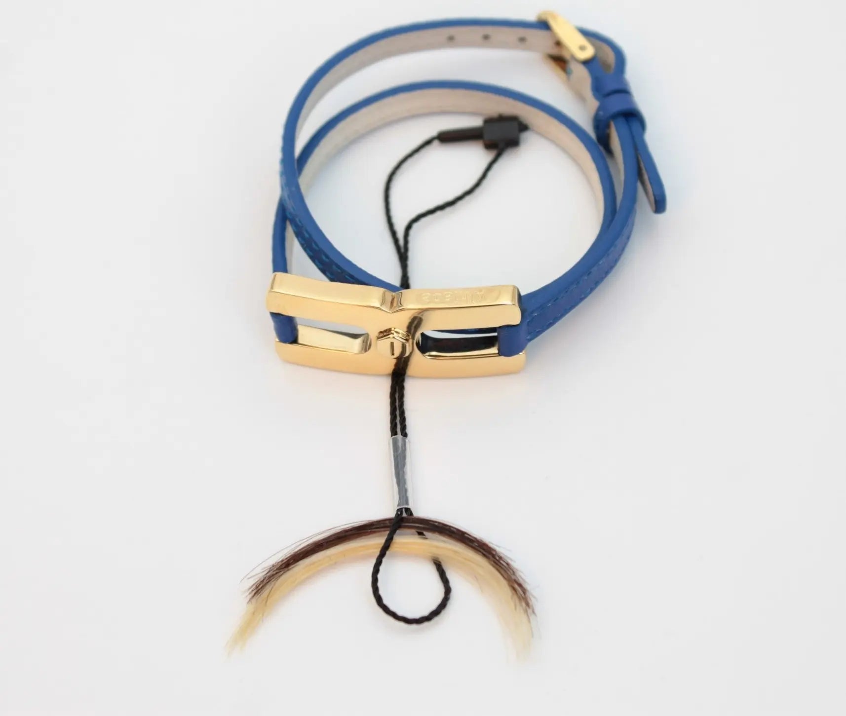 Gros plan du fermoir et écrou facetté du bracelet Helys M en or vermeil avec compartiment secret pour mèche de cheveux 