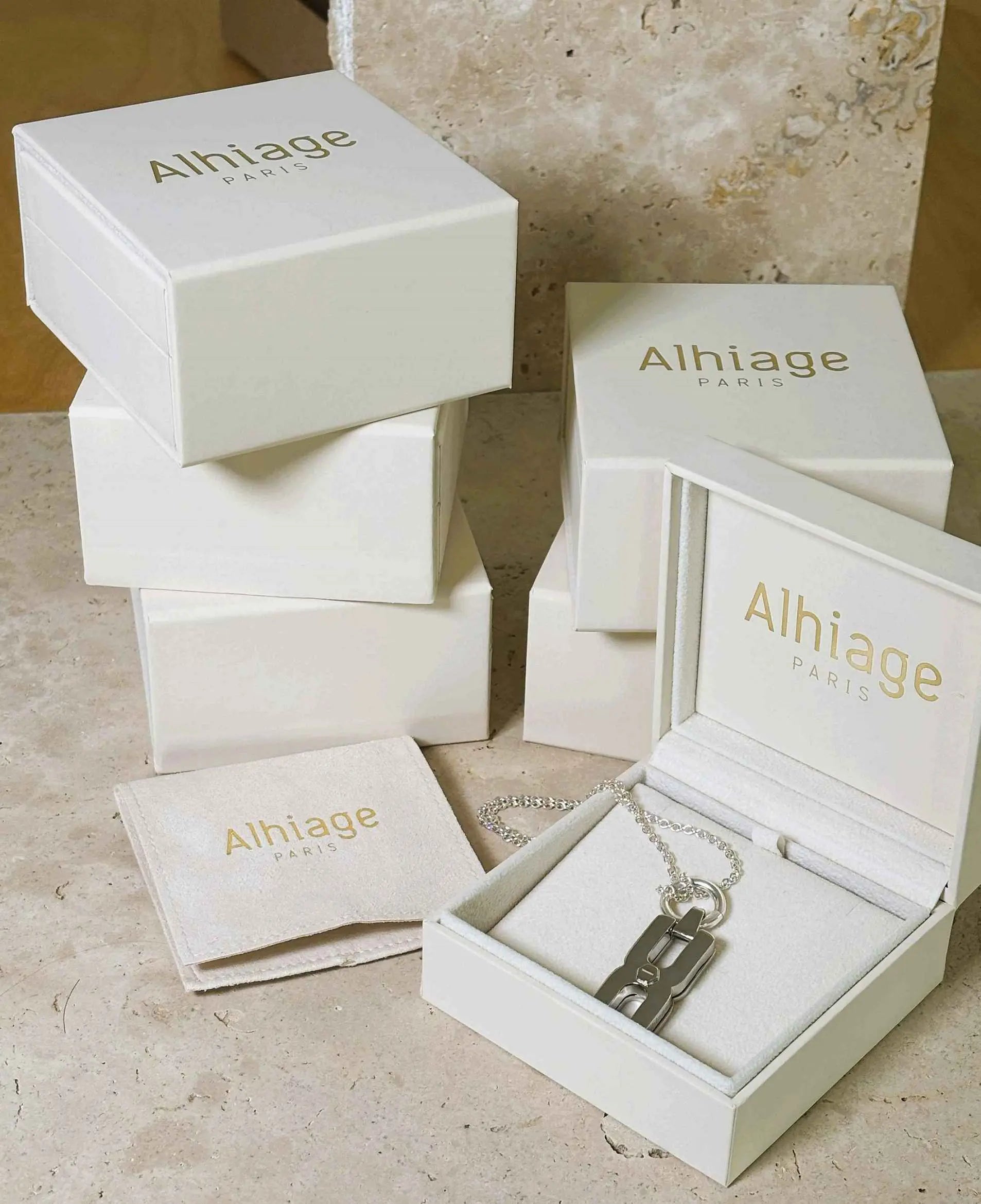 Gros plan sur boite en cuir pour bijou - fabrication française - Alhiage